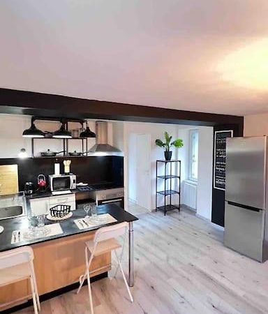 Logement Moderne Au Coeur Du Village Saint-Georges-de-Luzençon Екстериор снимка