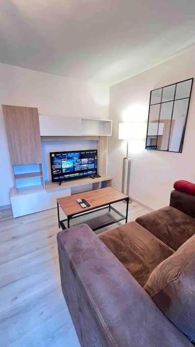 Logement Moderne Au Coeur Du Village Saint-Georges-de-Luzençon Екстериор снимка