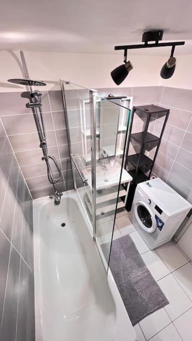 Logement Moderne Au Coeur Du Village Saint-Georges-de-Luzençon Екстериор снимка